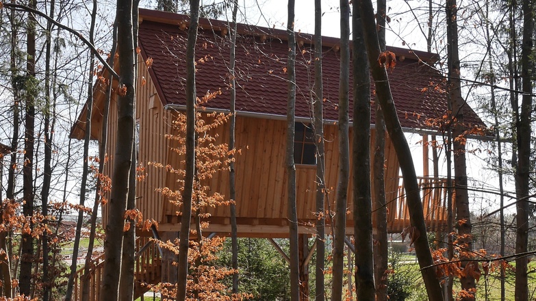 Baumhaus Kuckucksnest seitliche Außenansicht