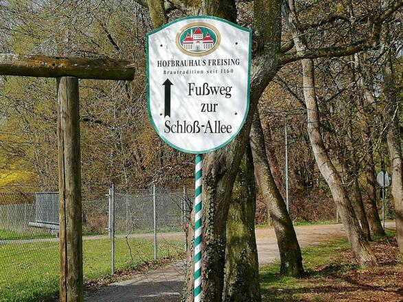 Fußweg zum Biergarten Schloßallee Haag