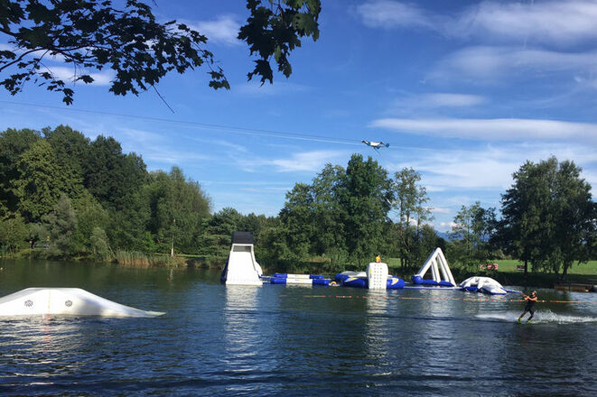 Abenteuerland auf dem Wasser und Wakeboardlift