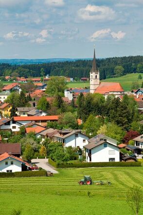 Kirche in Halfing von einer Anhöhe aus fotografiert