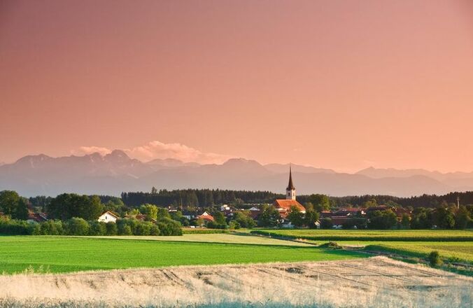 Kirche in Halfing bei Morgenrot