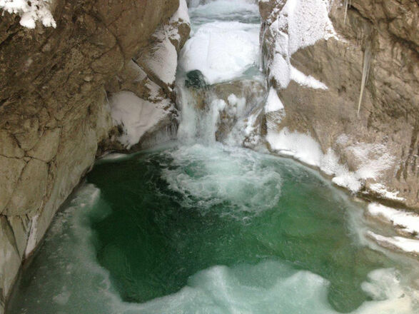 Wasserfall beim Tazlwurm im Winter.