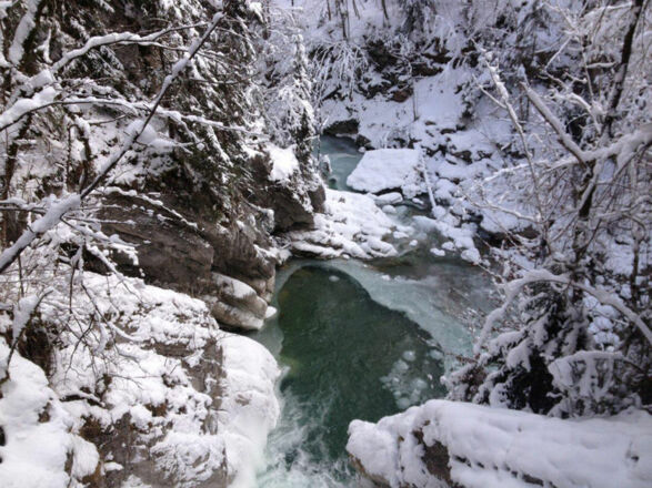 Unterer Steg am Tatzlwurmer Wasserfall im Winter.