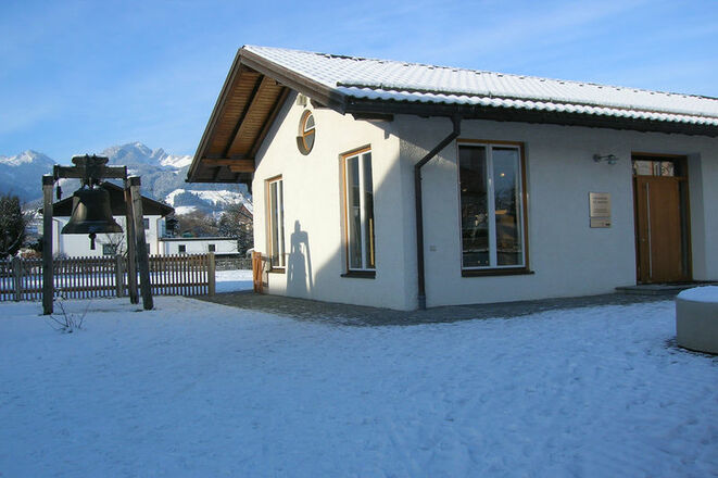 Das Pfarrmuseum Flintsbach im Winter.