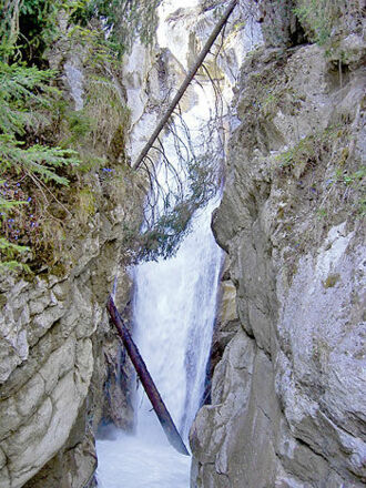 Rauschender Wasserfall am Tatzlwurm.