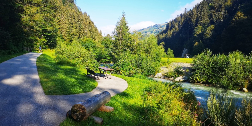 Immer wieder hübsche Rastplätze entlang des Glemmtal Radweges