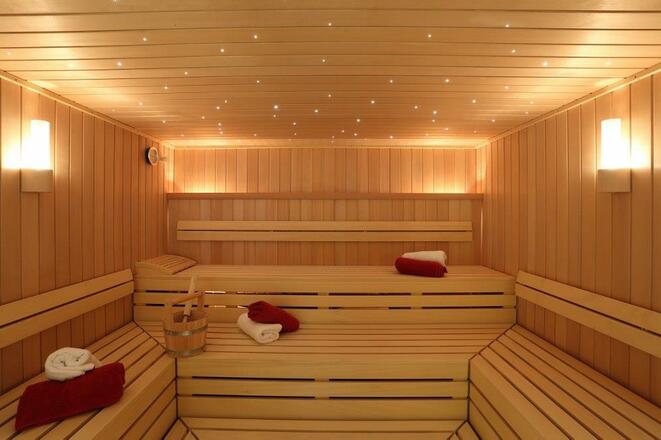 Sauna groß innen (980x653)