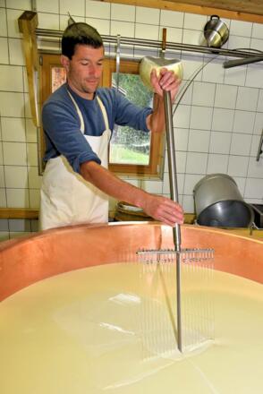 Senner bei der Käseherstellung