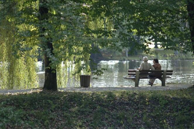 Paar auf Bank im Kurpark Aibling.