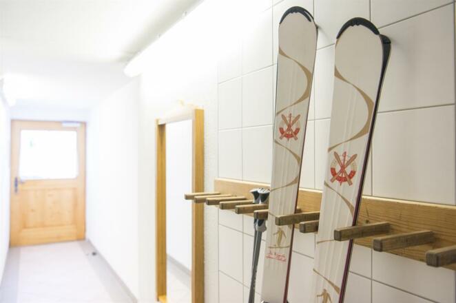 Haltestelle Skibus direkt vor dem Skiraum