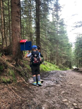 Kinder beim Stempelhäuschen