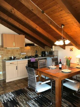 Küche mit massivem Holztisch