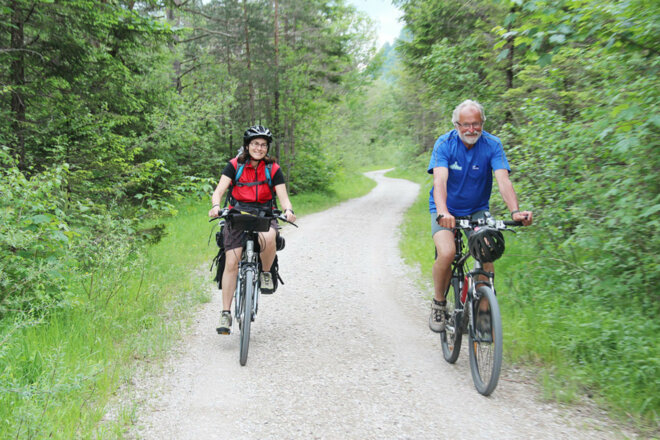Radfahrer in den Lechauen zwischen Füssen und Reutte, die zum Naturpark Tiroler Lech gehören.