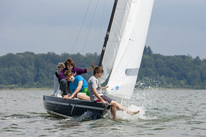 Jugendgruppe beim Segeln auf dem Chiemsee
