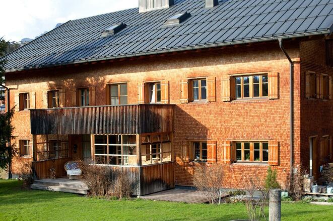 Haus Alpina im Frühling