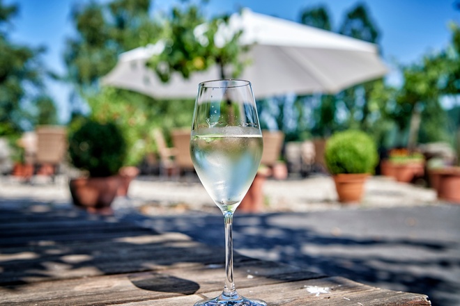 Kühle Weinschorle bei sommerlichen Temperaturen