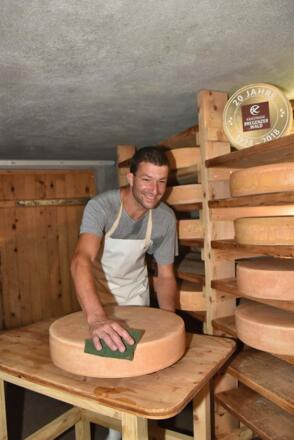 Senner bei der Käsepflege