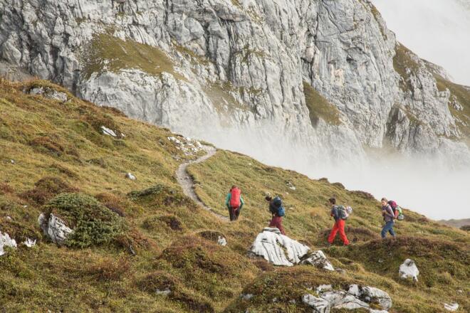 Über grüne Matten hoch zum Gemschtobel
