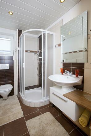 Dusche mit Toilette