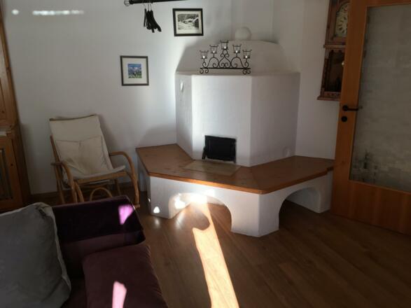 Der Holzofen im Wohnzimmer