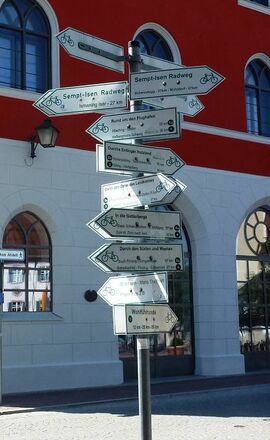 Tourenstart am Schilderbaum in Erding