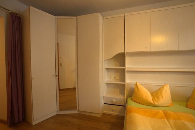 2.Schlafzimmer mit Durchgang zum Kinderzimmer