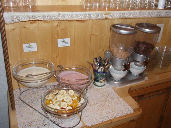 Joghurt aus der Schaukäserei Ettal & Obstsalat