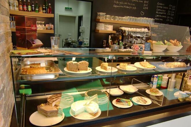 Die Kuchentheke im Hofcafe Donebauer, © Anja Linner