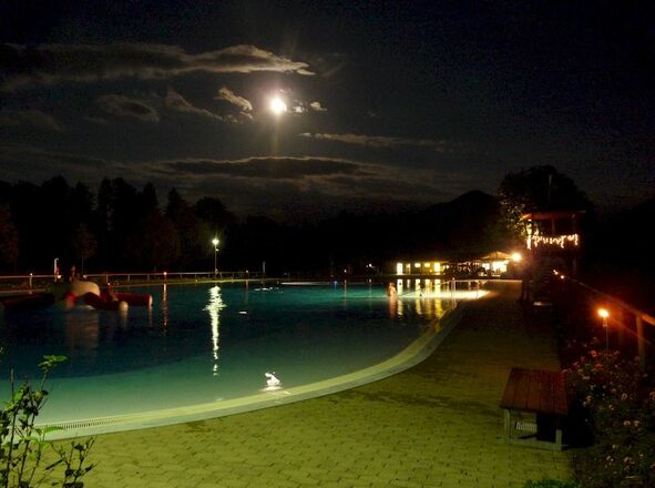 Großholzhausner Freibad beim Sommernachtsschwimmen.