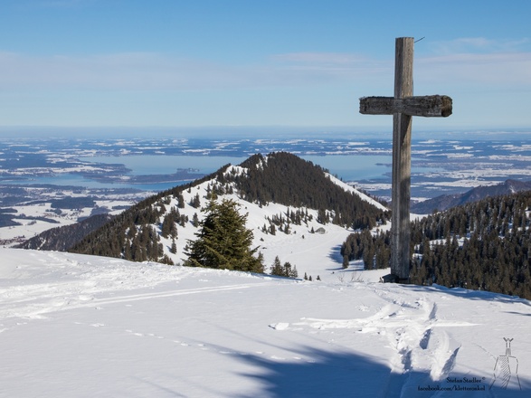 es gibt unweit vom Gipfel ein zweites Kreuz mit Blick auf den Chiemsee