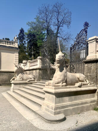 Einhörner auf den Stufen zum Mirabell Garten