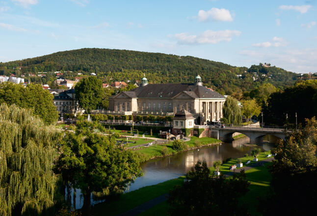 Regentenbau mit Saaleufer | Bad Kissingen