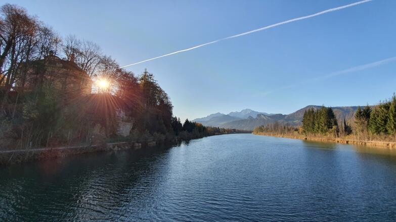 Panoramablick vom Ursteinsteg mit Schloss Urstein am Felsen