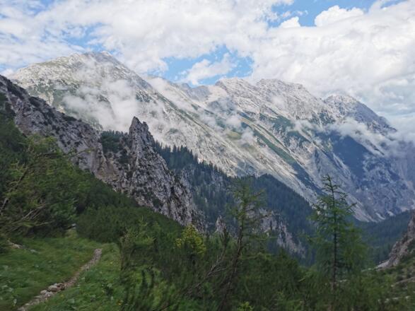 Abstieg in das Halltal