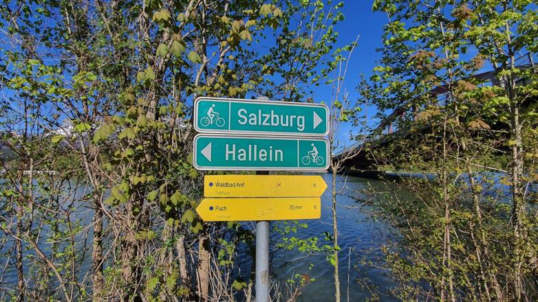 Beschilderung am Salzachuferweg unter der Autobahnbrücke