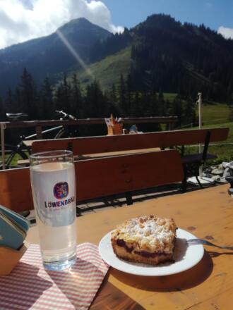 Brotzeit auf der Enningalm