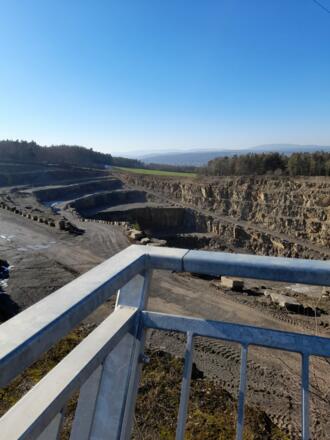 Aussichtsplattform am ehemaligen Steinbruch bei Strahlungen