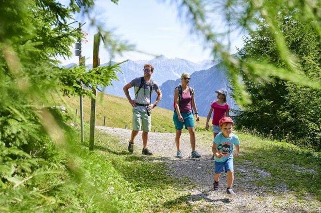 Familie_wandert_im_Brandnertal_(c)_Alex_Kaiser_-_A