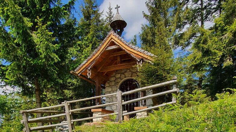 Hubertuskapelle auf der Schönalm im Sommer