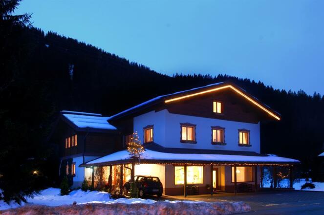 Haus Burtscher Winter Nacht