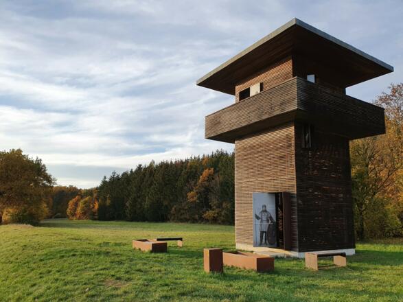 Limeswachtturm in Hienheim am Limes-Wanderweg