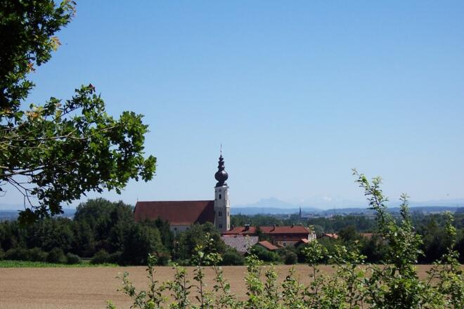 Blick auf die Erlacher Kirche