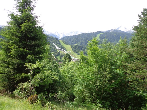 Blick auf die Sprungschanzen und dem Gudiberg