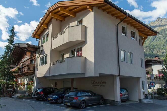 Ansicht mit Parkplatz