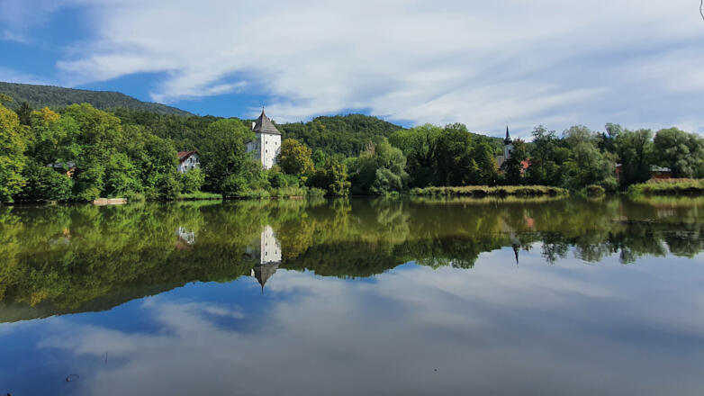 Weiher in St. Jakob am Thurn mit Schlosstum und Wallfahrtskirche