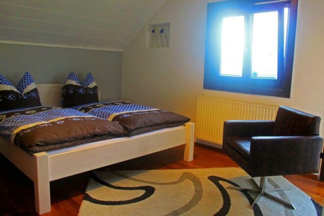 Schlafzimmer 1