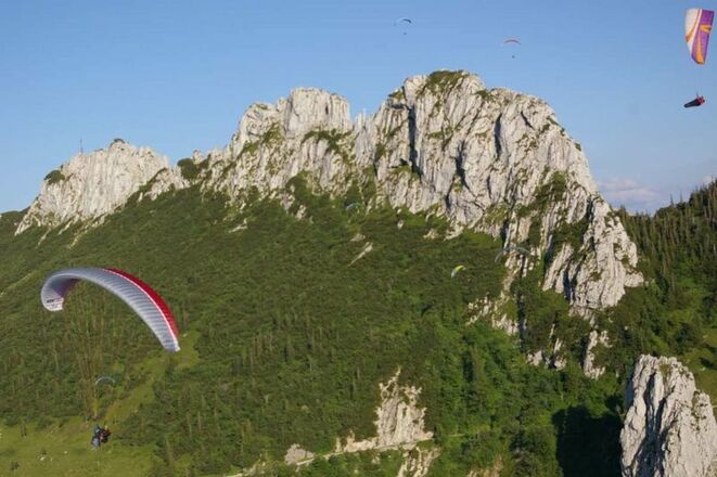 Gleitschirme über dem Kampenwand