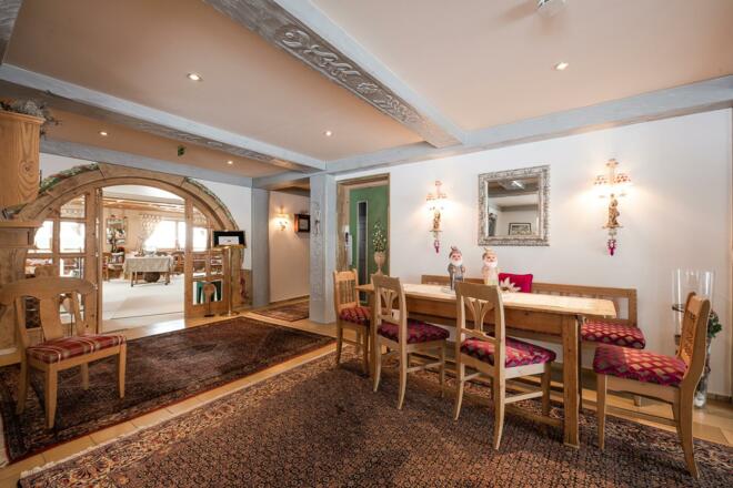 Hotel Guggis Zürs - Rezeption-Eingangsbereich