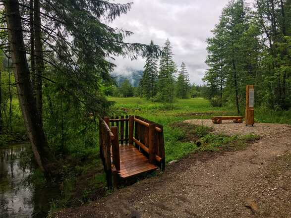 Aussichtsplattform Quelltopf Ammerquellen mit Stele Meditationsweg