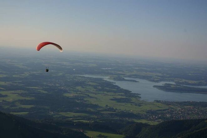 Gleitschirm mit Chiemseeblick